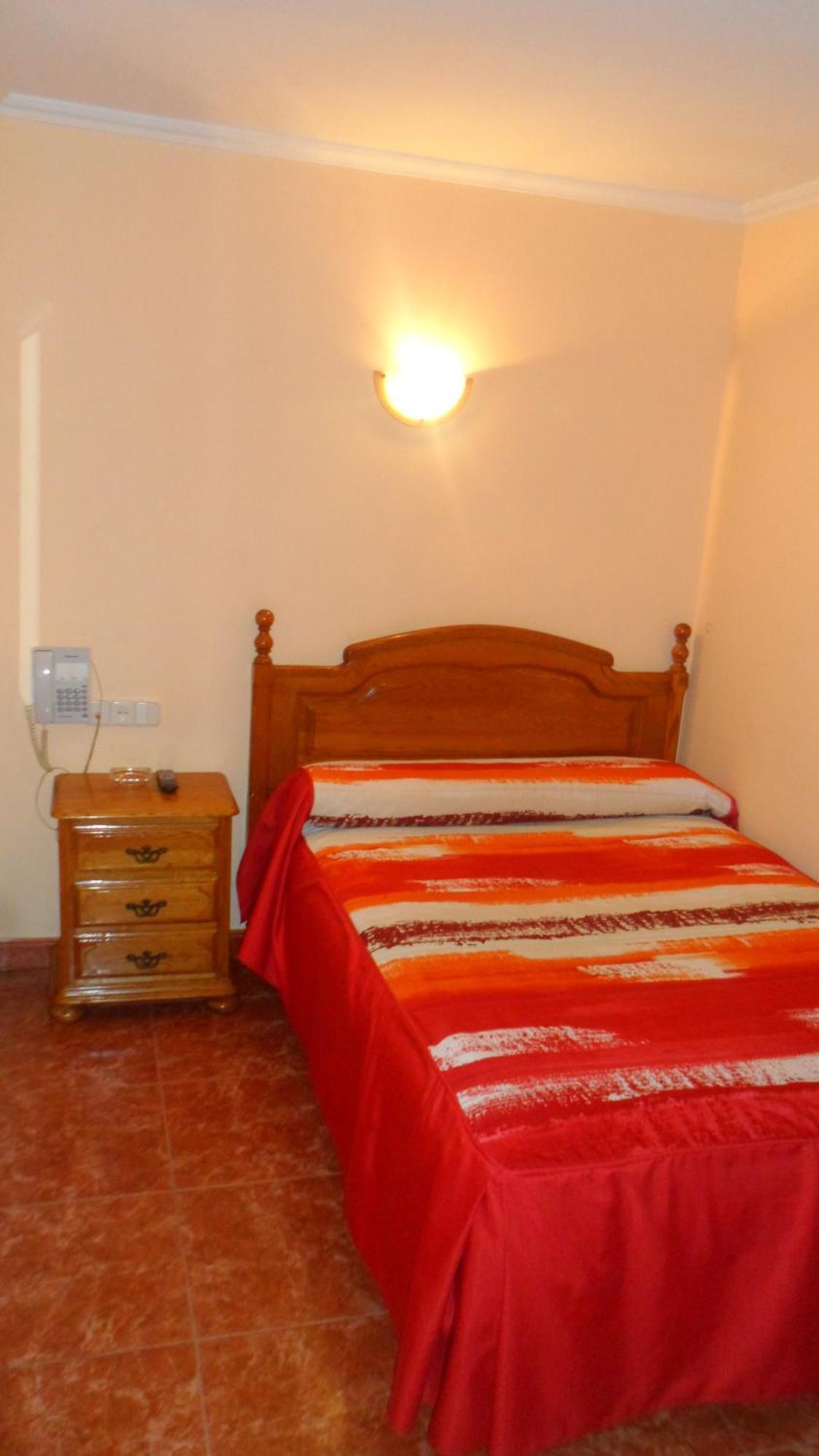 Hostal La Nava Мадрид Екстериор снимка