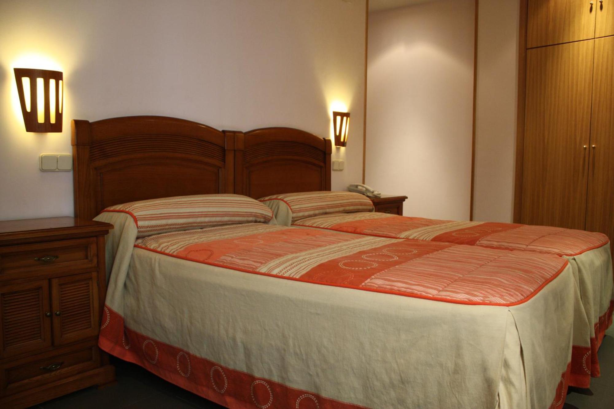 Hostal La Nava Мадрид Екстериор снимка