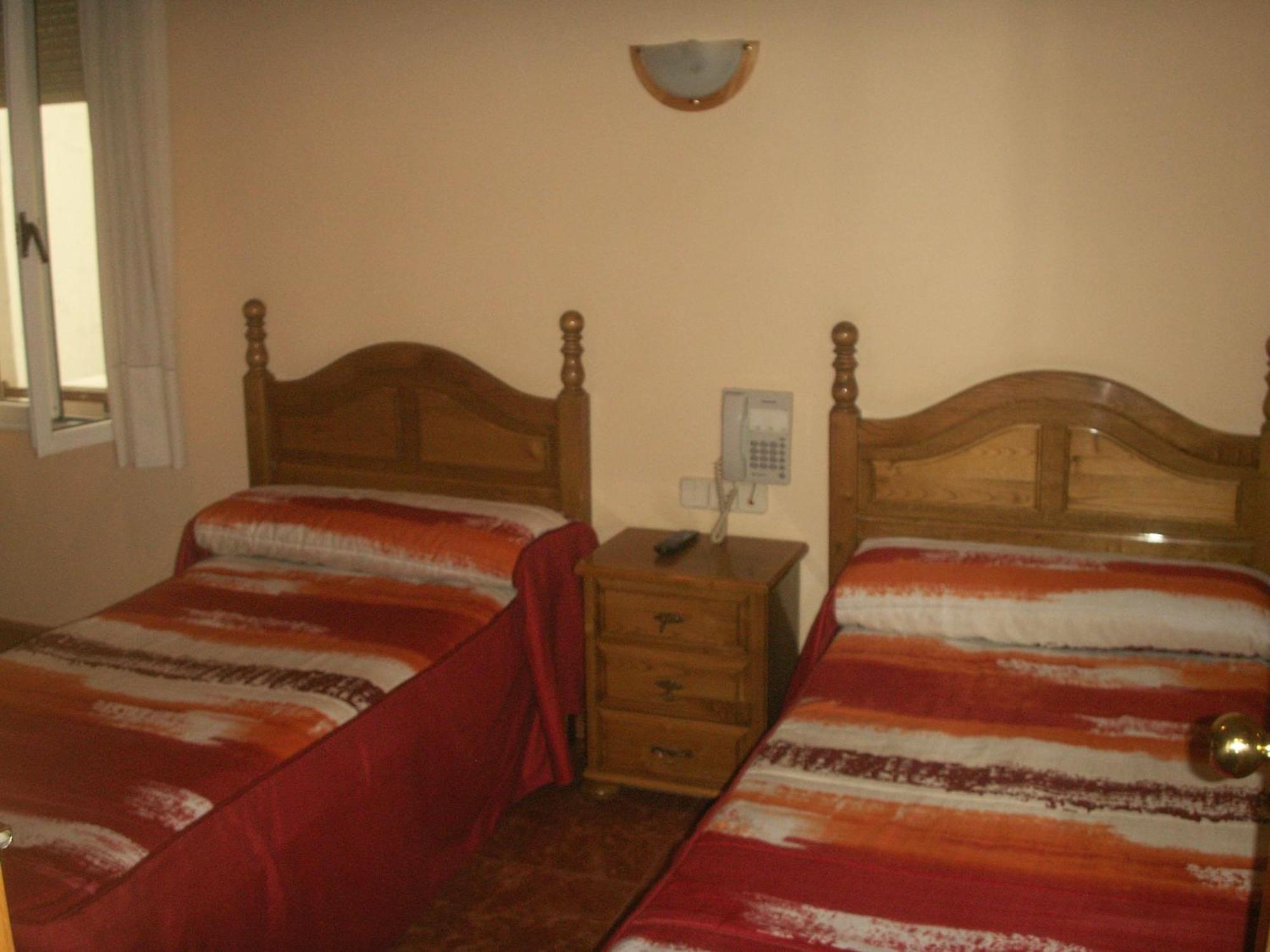 Hostal La Nava Мадрид Екстериор снимка