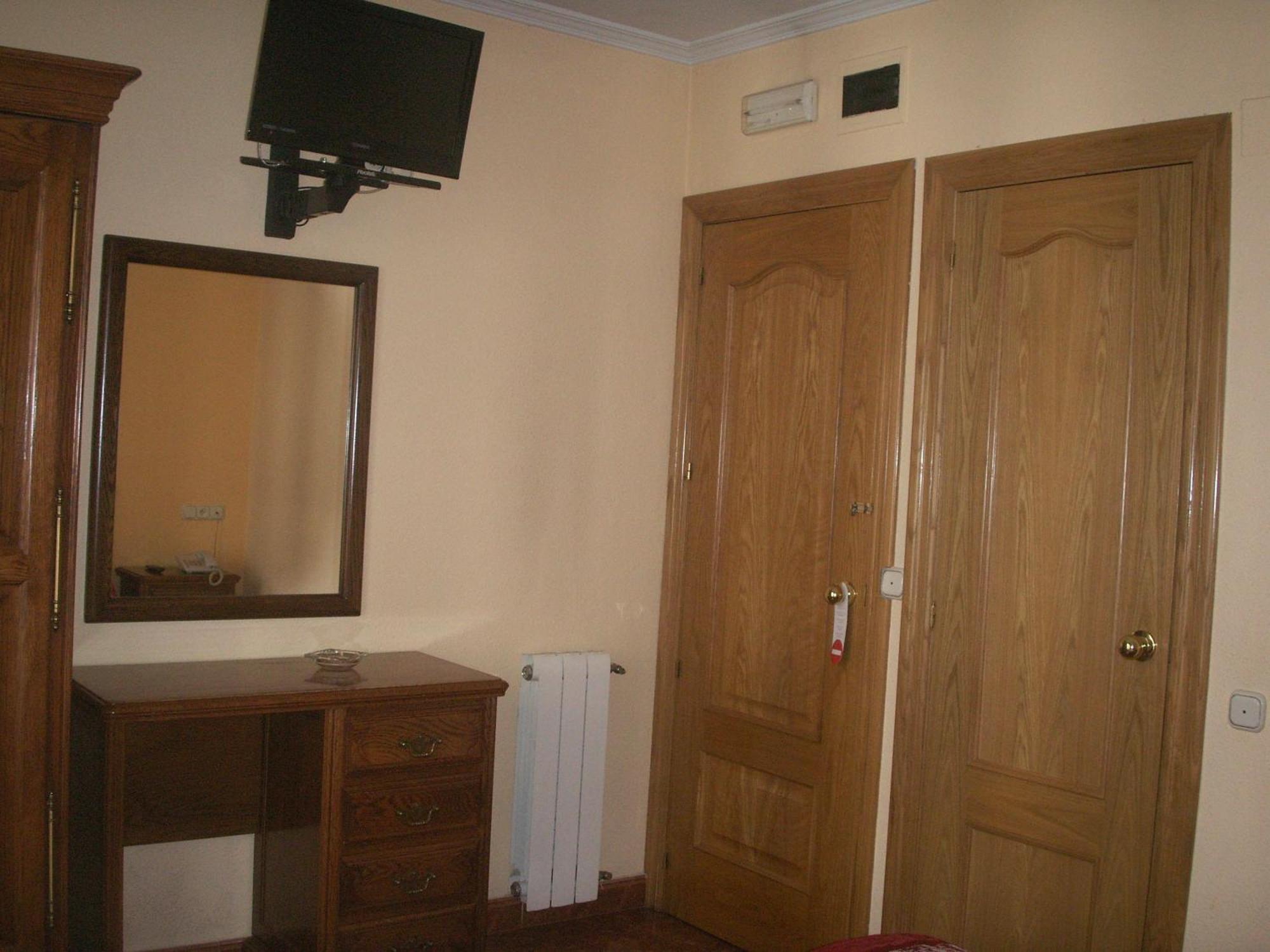 Hostal La Nava Мадрид Екстериор снимка