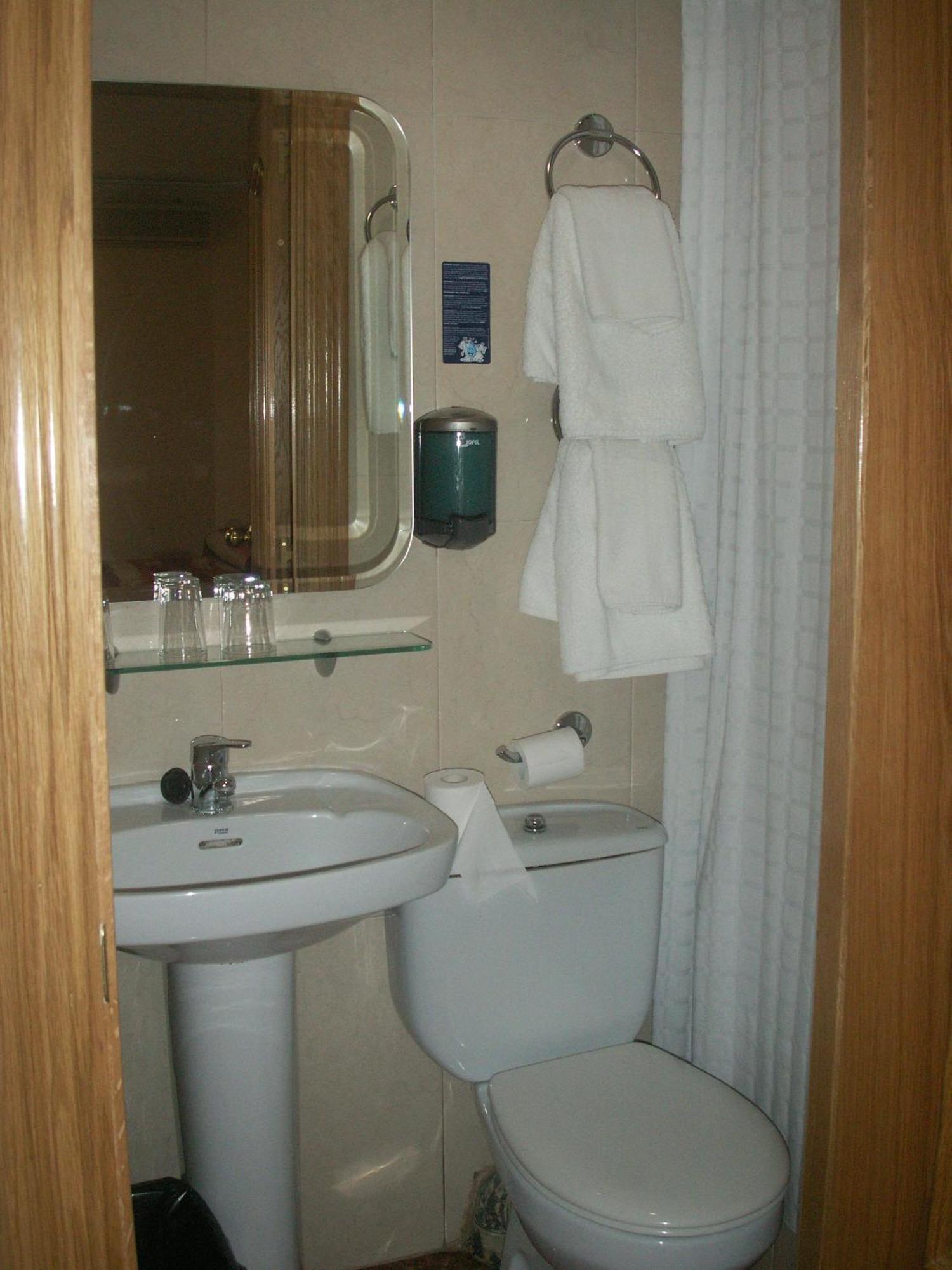 Hostal La Nava Мадрид Екстериор снимка