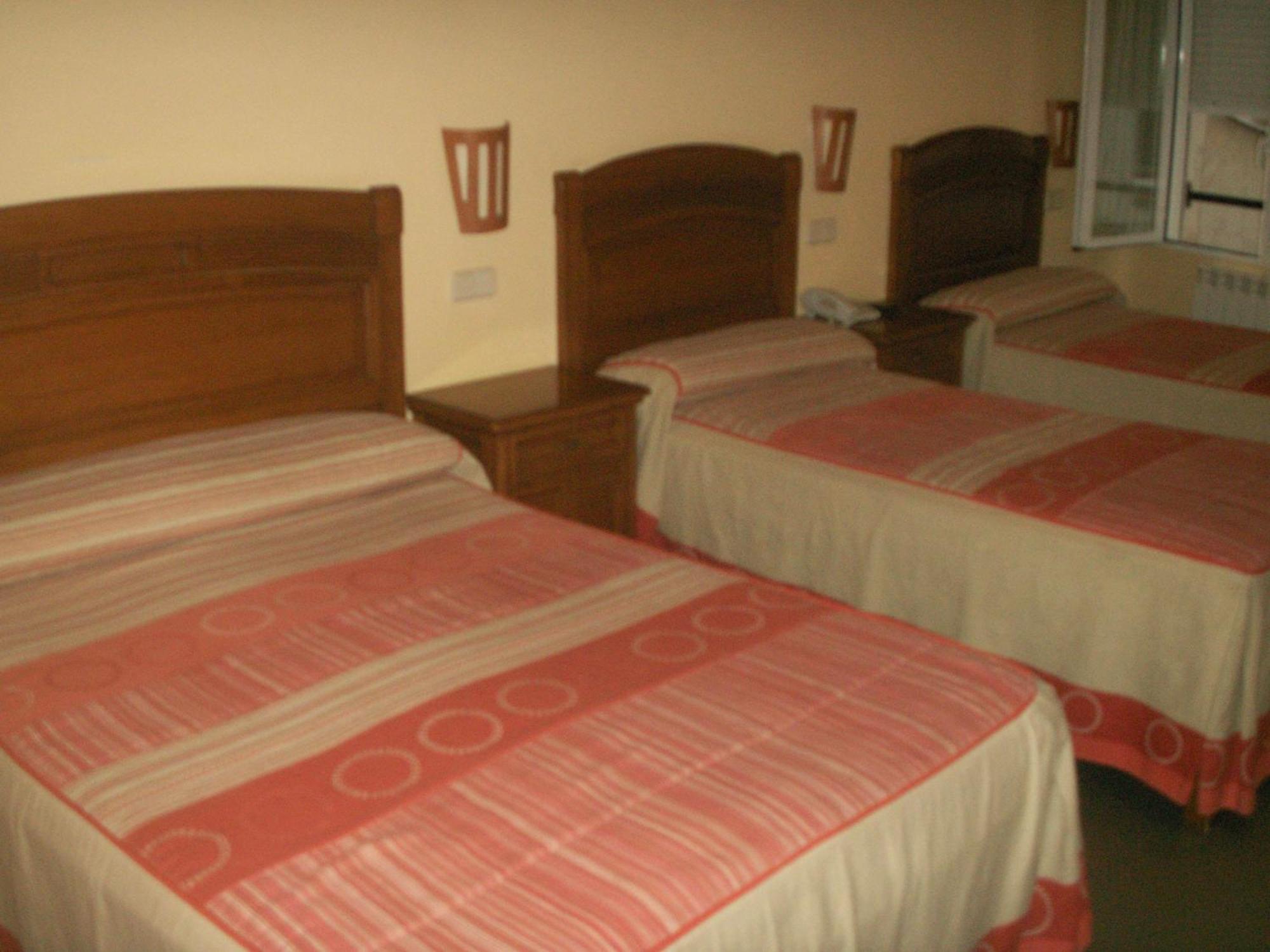 Hostal La Nava Мадрид Екстериор снимка