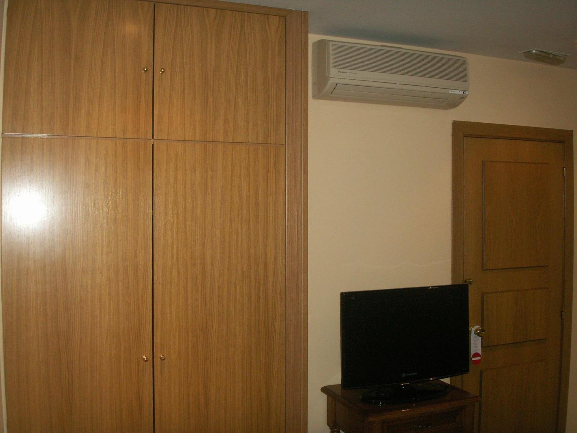 Hostal La Nava Мадрид Екстериор снимка
