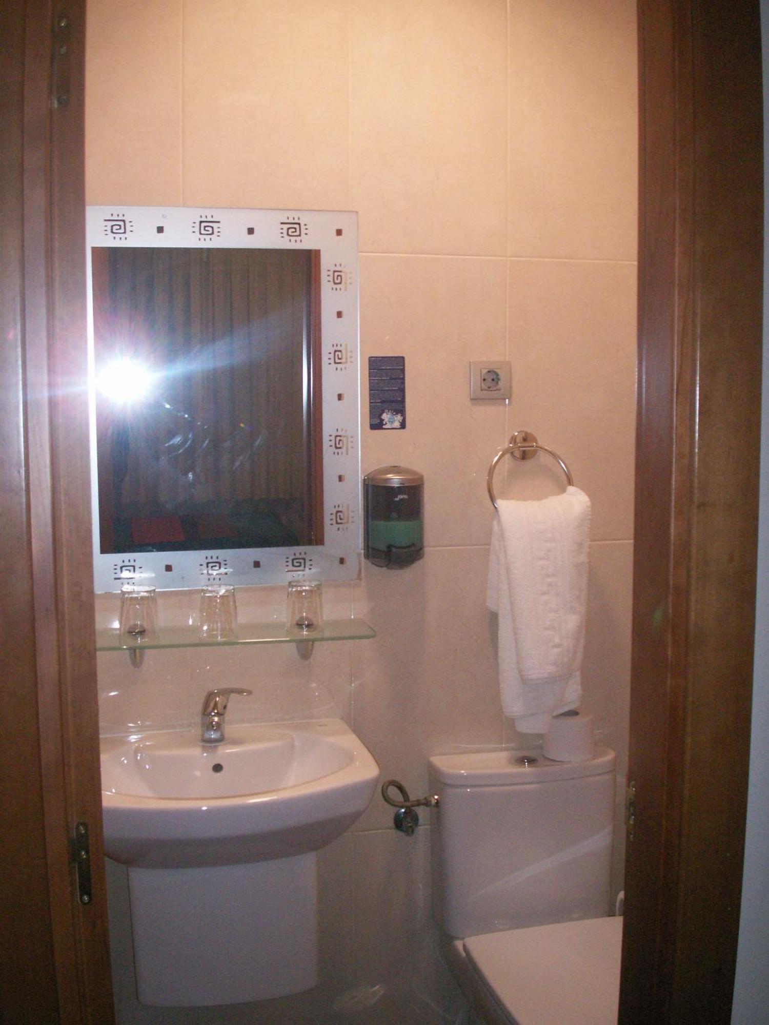 Hostal La Nava Мадрид Екстериор снимка