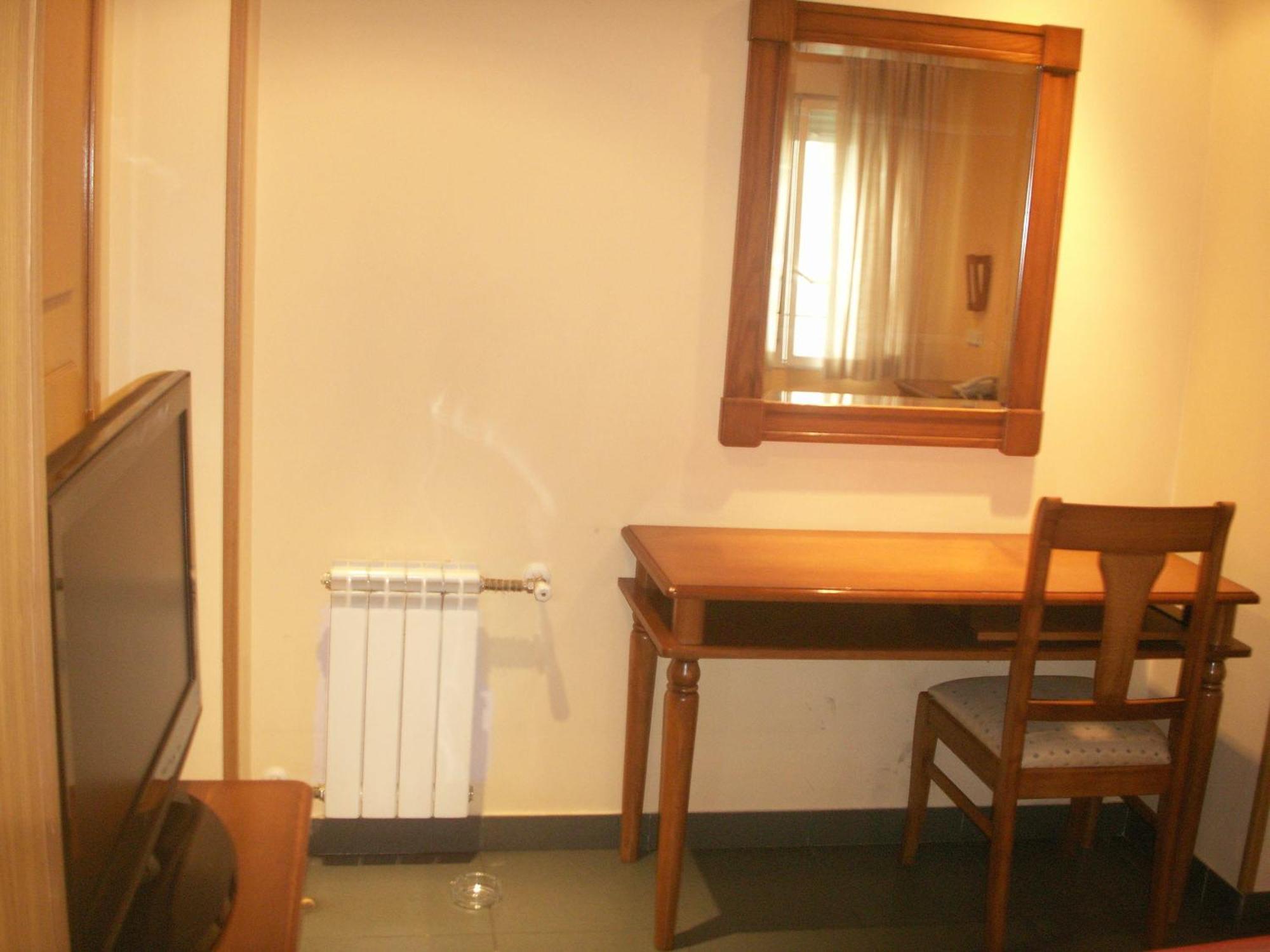 Hostal La Nava Мадрид Екстериор снимка
