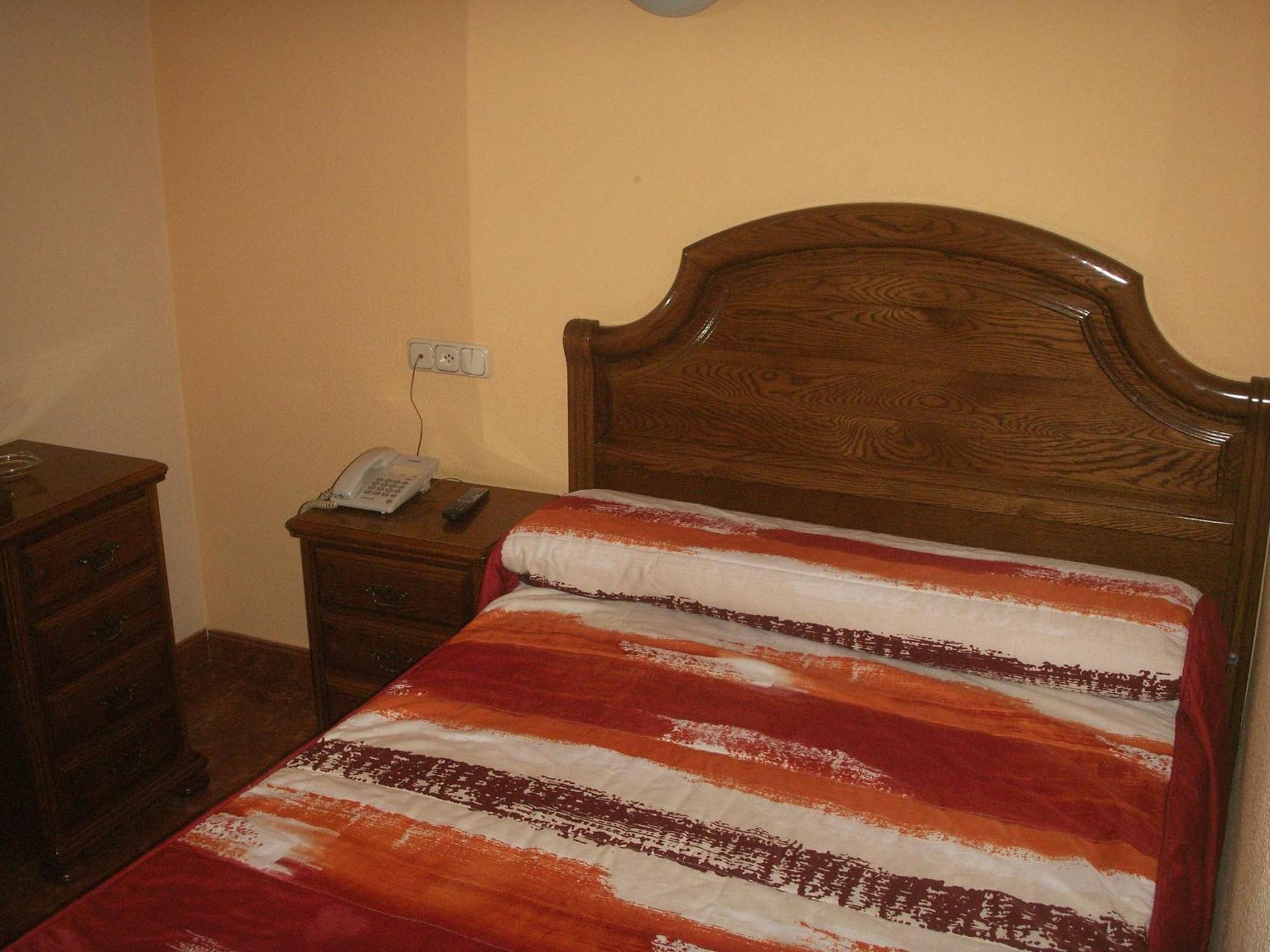 Hostal La Nava Мадрид Екстериор снимка