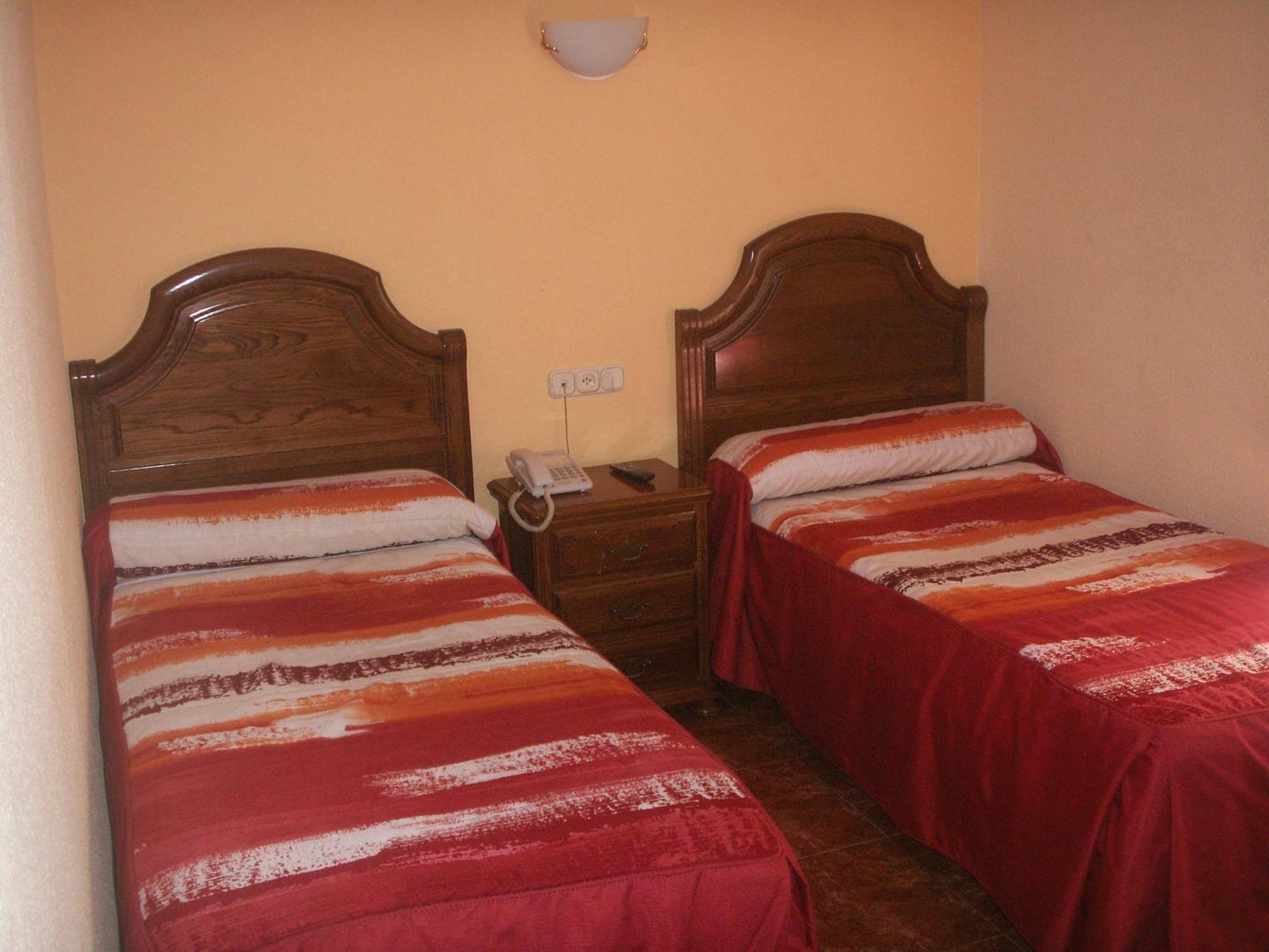 Hostal La Nava Мадрид Екстериор снимка