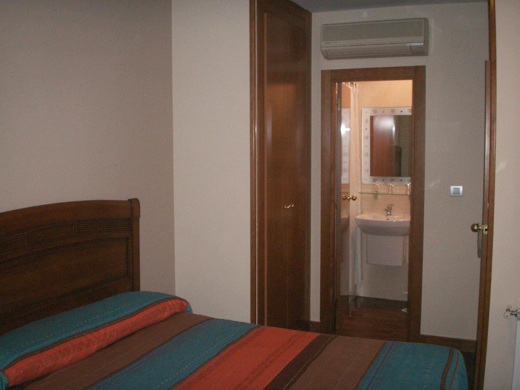 Hostal La Nava Мадрид Екстериор снимка