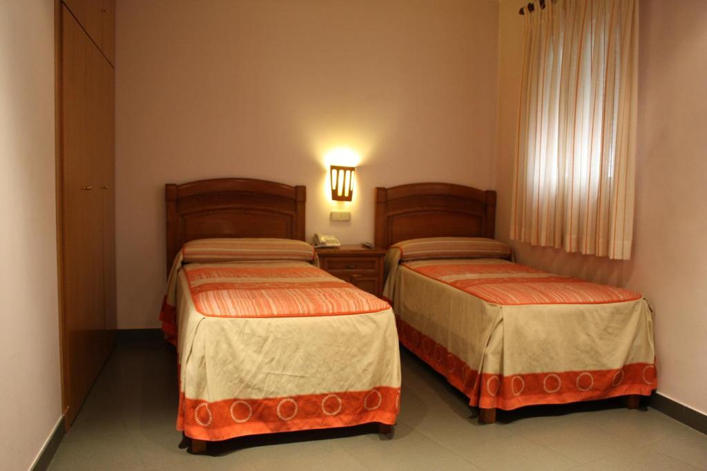 Hostal La Nava Мадрид Екстериор снимка